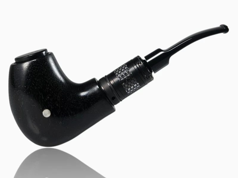 Luna Black E-Pfeife aus Black Limba, Half-Bent-Form, dunkelbraun-schwarz gebeizt, polierte Oberflaeche.