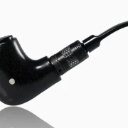 Luna Black E-Pfeife aus Black Limba, Half-Bent-Form, dunkelbraun-schwarz gebeizt, polierte Oberflaeche.