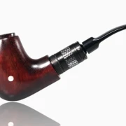 Luna Cherry E-Pfeife aus Black Limba, Half-Bent-Form, rot gebeizt, polierte Oberflaeche.