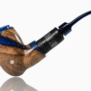 Mare Blue E-Pfeife No2, gefertigt aus Olivenwurzelholz und UV-geschuetztem Epoxidharz, langlebig, farbstabil und einzigartig