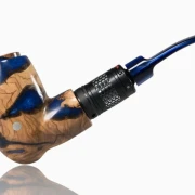 Mare Blue E-Pfeife No4, gefertigt aus Olivenwurzelholz und UV-geschuetztem Epoxidharz, langlebig, farbstabil und einzigartig