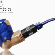Mare Blue E-Pfeife No6, gefertigt aus Olivenwurzelholz und UV-geschuetztem Epoxidharz, langlebig, farbstabil und einzigartig