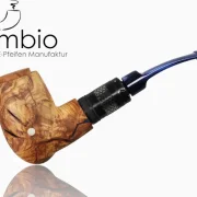 Mare Blue E-Pfeife No7, gefertigt aus Olivenwurzelholz und UV-geschuetztem Epoxidharz, langlebig, farbstabil und einzigartig