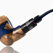 Mare Blue E-Pfeife, gefertigt aus Olivenwurzelholz und UV-geschuetztem Epoxidharz, langlebig, farbstabil und einzigartig