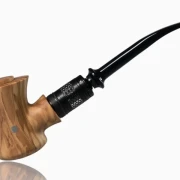 Handliche Omnia E-Pfeife aus italienischem Olivenholz, ergonomisch geformt für angenehmes Dampfen.