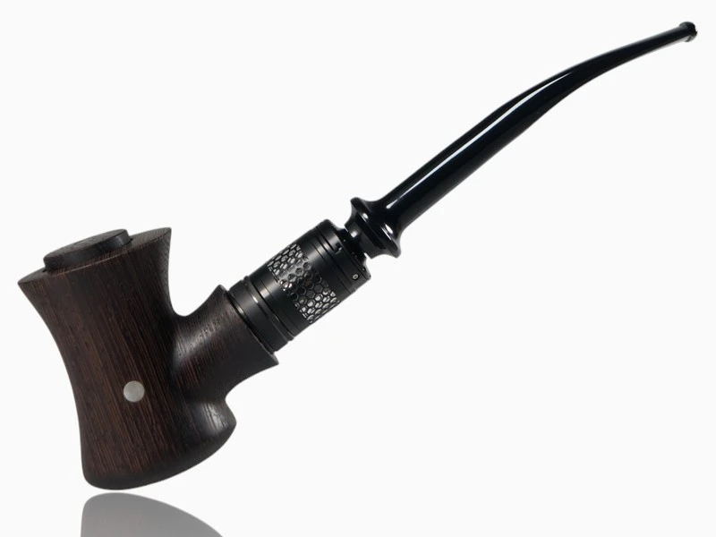 Seitenansicht der E-Pfeife Omnia aus dunklem Wengeholz, zeigt die elegante Silhouette und die natuerliche Holzmaserung